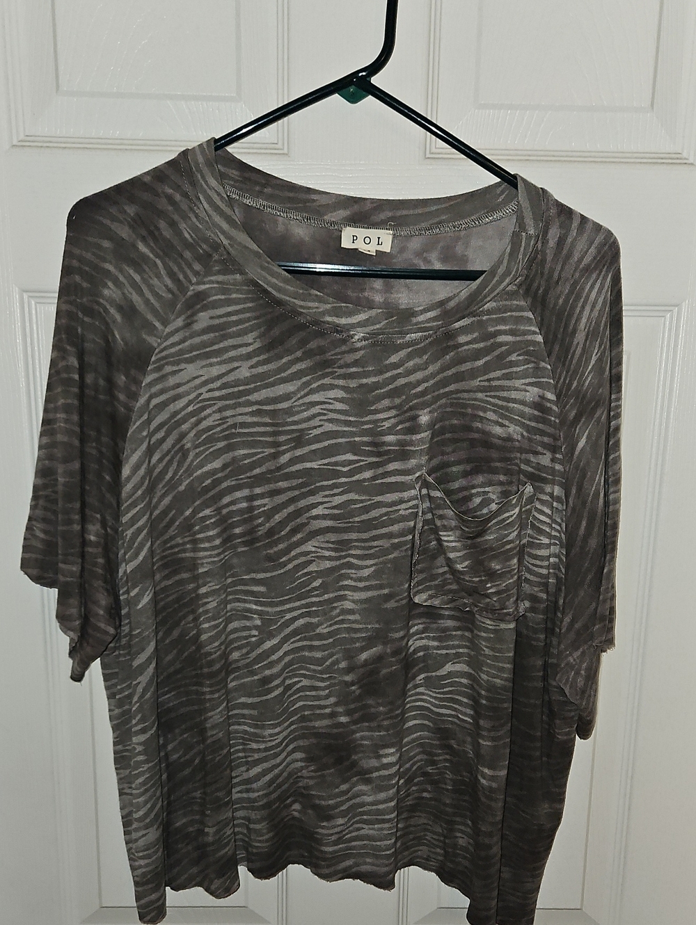POL Womens Dark And Light Gray Zebra-Print Pocket Tee